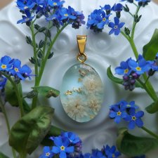 Złota zawieszka z białymi kwiatami złoty naszyjnik z kwiatami suszone kwiaty żywica epoksydowa wisiorek naturalna biżuteria