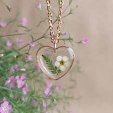 Złota zawieszka serce złoty wisiorek serduszko naszyjnik suszone kwiaty żywica naturalna biżuteria niezapominajki z paprocią paproć kwiat