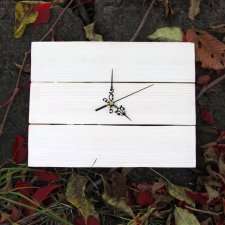 Piękny zegar drewniany biały ze wspaniałymi wskazówkami