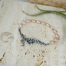 Perłowy przypływ - asymetryczna srebrna bransoleta z brzoskwiniowymi perłami