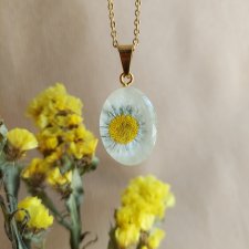 Złota zawieszka z kwiatem złoty naszyjnik z kwiatami suszone kwiaty żywica epoksydowa wisiorek naturalna biżuteria stokrotka ze stokrotką butelkowa zi