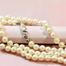 Klasyczne perły kostiumowe