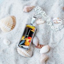 nowoczesny naszyjnik z grafiką w szkle