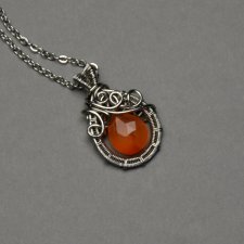 Mały wisiorek pomarańczowy karneol, stal chirurgiczna, wire wrapping