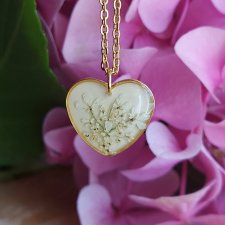 Złota zawieszka serce złoty wisiorek serduszko naszyjnik suszone kwiaty żywica naturalna biżuteria