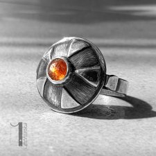 Lamuse II - srebrny pierścionek z kamieniem słonecznym