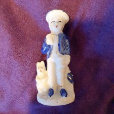 Porcelanowy chłopczyk z pieskiem