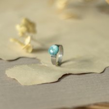 Regulowany pierścionek z błękitnym kaboszonem z żywicy
