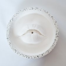 Podstawka pod kadzidło w kształcie ust z kruszonym szkłem - white