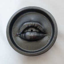 Podstawka pod kadzidło w kształcie ust - metalic