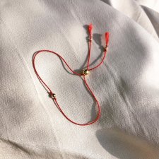 Bransoletka na czerwonej nici jedwabnej z pozłacanymi kuleczkami