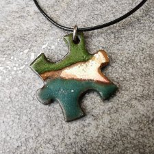 Mały wisiorek ceramiczny puzzel zielony