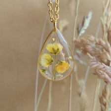 Złota zawieszka złoty wisiorek naszyjnik z suszonymi kwiatami prezent dla niej żywica vintage retro łezka łza żółte kwiaty