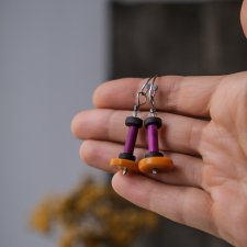 Etniczne kolczyki industrialne z kolorową zawieszką