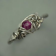 Mini pierścionek rubin, wire wrapping stal chirurgiczna