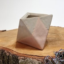Ceramiczny, szaro-różowy, trójkątny pojemnik
