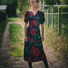 Kelly - sukienka w kwiaty - Królowa Róża Black