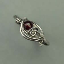 Pierścionek regulowany granat, wire wrapping, stal chirurgiczna