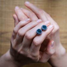 Lekkie kolczyki sztyfty ciemna butelkowa zieleń - POLNE KWIATY