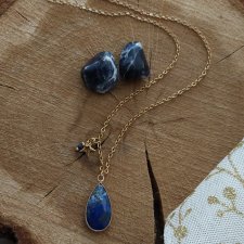Długi naszyjnik z lapis lazuli i gwiazdką