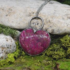 Postarzany wisior ze skamieliną koralowca w kształcie serca / PEN000195