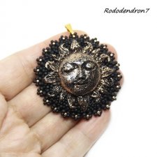 Black Sun - delikatny czarno - brokatowy wisiorek haft koralikowy