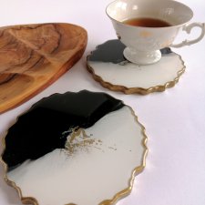 Dekoracyjna podkładka pod napoje. Czerń i biel.