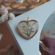 Złota zawieszka serce złoty wisiorek serduszko naszyjnik beżowy suszone kwiaty żywica naturalna biżuteria