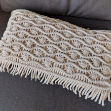 Makrama - ozdobna poduszka wykonana techniką makramy w kolorze ecru, 30x50