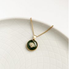 Minimalistyczny, okrągły wisiorek, z kwiatem prawdziwej gipsówki / Butelkowa zieleń / Mały wisiorek / Biżuteria ze stali / Boho / Złoty naszyjnik