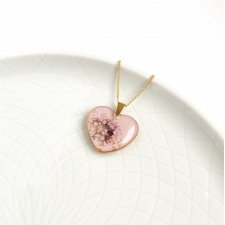 Wisiorek w kształcie serca z tawułą na brudnym różu / Naszyjnik z kwiatami / Prezent dla niej / Złoty wisiorek / Romantyczny prezent