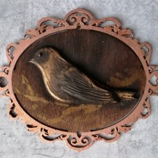 Ceramiczny ptak w stylizowanej oprawie