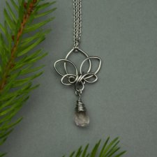 Mały wisiorek kwiat lotosu różowy ametyst, wire wrapping, stal chirurgiczna