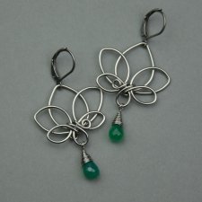 Długie kolczyki kwiat lotosu z zielonymi onyksami stal chirurgiczna, wire wrapping, onyks