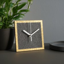 Minimalistyczny zegar ze złotym akcentem