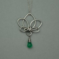 Wisiorek kwiat lotosu zielony onyks, wire wrapping, stal chirurgiczna