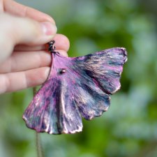 Miłorząb czarno różowy - naszyjnik z dużym wisiorem