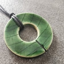 Naszyjnik ceramiczny donut zielony liść