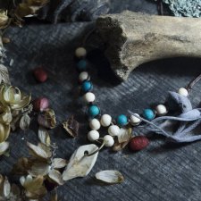 Pleciony naszyjnik z drewnianymi koralikami i płytką z kości/ Delicate braided necklace with wooden beads and a bone plate