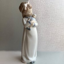 ❤ Macierzyństwo ❤ LLADRO NAO DAISA ❤ Jakościowa figurka porcelanowa ❤ Dziewczynka z lalką