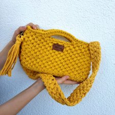 Szydełkowa stylowa torba na ramię w stonowanym żółtym kolorze