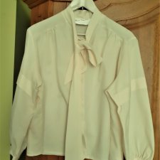 biała bluzka vintage z wiązaniem