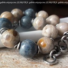 KORAL w JEANSACH bransoletka z fossilu, korala i srebra