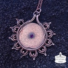 Wisior miedziany Mandala z ametystem, medytacyjny wisior z kolorem czakry korony, autorski wisior miedziany z motywem mandali