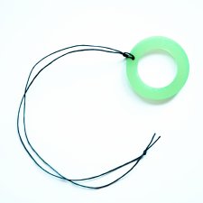 Duży, zielony, okrągły wisior, średnica 6 cm, na długim czarnym sznurku 66 cm