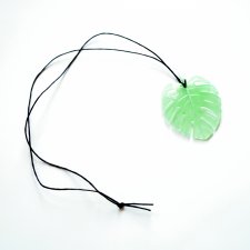 Duży jasnozielony wisiorek monstera, świecący w ciemności i UV, monstera