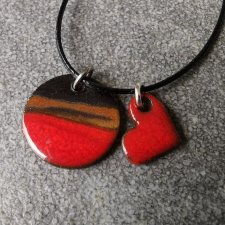 Naszyjnik ceramiczny mini z serduszkiem i kółeczkiem czerwony