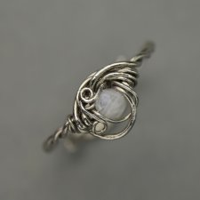 Pierścionek regulowany kamień księżycowy, wire wrapping, stal chirurgiczna