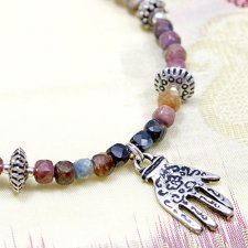 Hamsa i turmalin. Bransoletka z amuletem