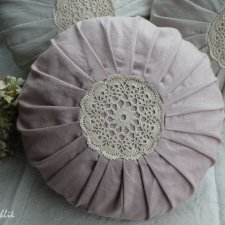 Poduszka lniana z szydełkową rozetą pudrowo - różowa
